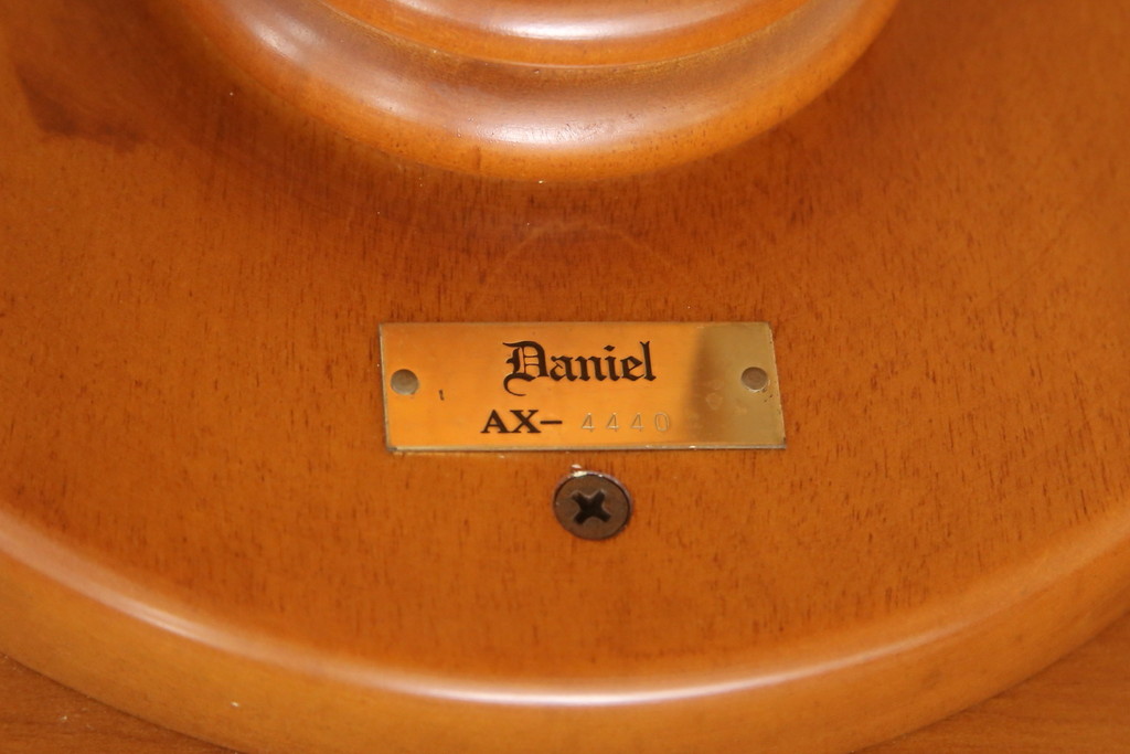 中古　超美品　横浜クラシック家具　ダニエル(Daniel)　レオナ (Leona)　A-317　温かみのある色合いが魅力の丸テーブル(定価約21万円)(ラウンドテーブル、コーヒーテーブル、サイドテーブル)(R-058200)