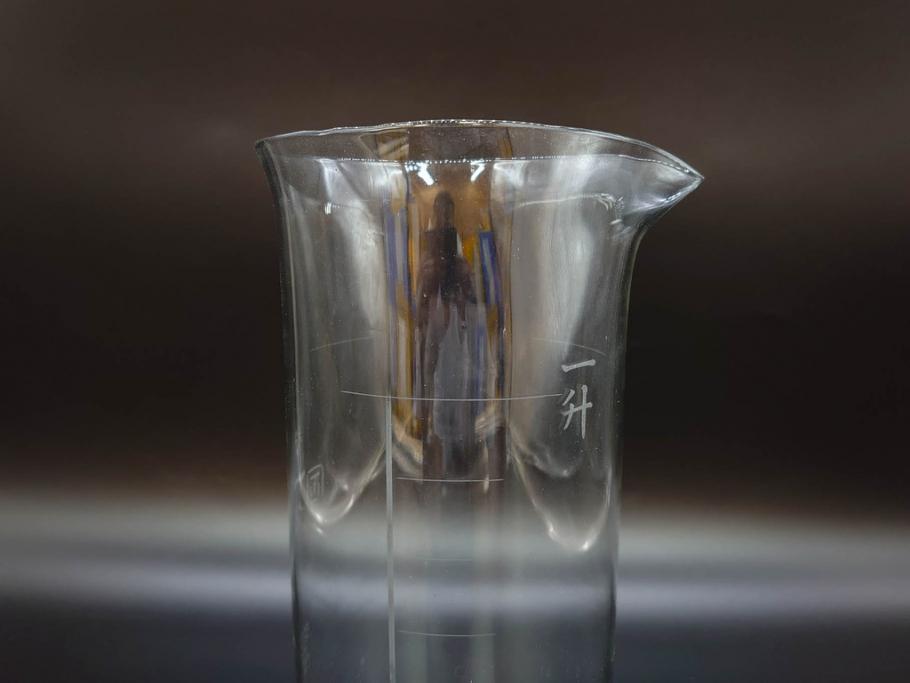 戦前　一升　ガラス　レトロな雰囲気が魅力のメスシリンダー(ビーカー、ガラスビン、硝子瓶、実験器具、枡、液量計)(R-076301)
