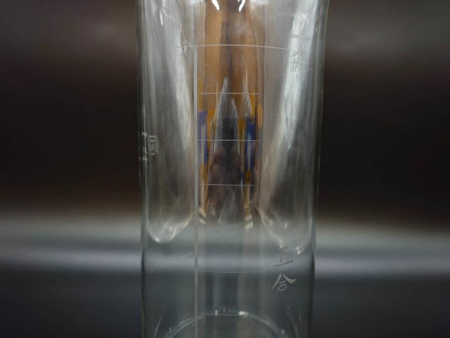 戦前　一升　ガラス　レトロな雰囲気が魅力のメスシリンダー(ビーカー、ガラスビン、硝子瓶、実験器具、枡、液量計)(R-076301)