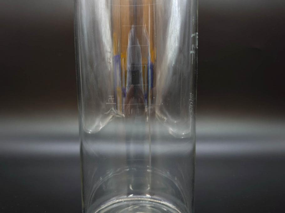 戦前　一升　ガラス　レトロな雰囲気が魅力のメスシリンダー(ビーカー、ガラスビン、硝子瓶、実験器具、枡、液量計)(R-076301)