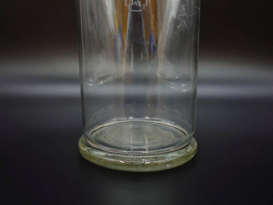 戦前　一升　ガラス　レトロな雰囲気が魅力のメスシリンダー(ビーカー、ガラスビン、硝子瓶、実験器具、枡、液量計)(R-076301)