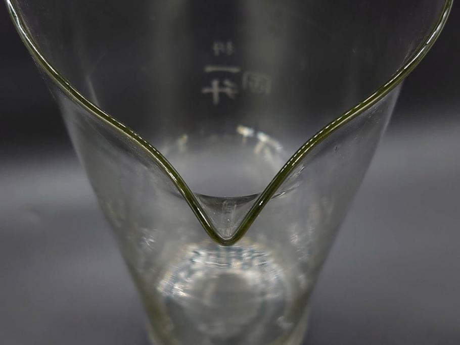 戦前　一升　ガラス　レトロな雰囲気が魅力のメスシリンダー(ビーカー、ガラスビン、硝子瓶、実験器具、枡、液量計)(R-076301)