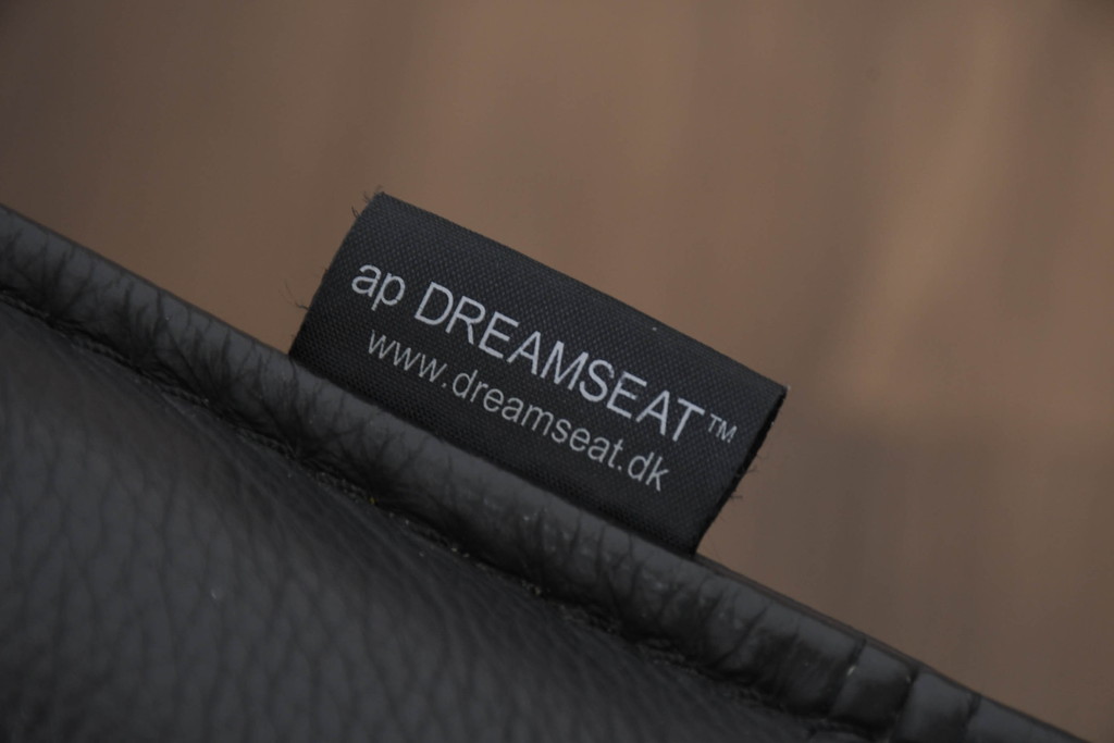 デンマークビンテージ　Nielaus Mobler(ニエラウスモブラー)　ap Dream seat(ドリームシート)　本革(レザー)　スタイリッシュなデザインのリクライニングイージーチェア(リクライニングチェア、アームチェア、1P、一人掛け、1人掛け、イス、椅子、北欧、ヴィンテージ、ニーラウス、ニールス)(R-082445)