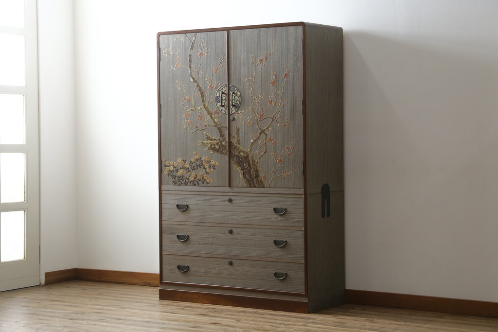 中古　美品!!　国産　職人手作り　桑(クワ)材の縁　美しい梅と菊を大胆に描いた漆絵入りの総桐箪笥(並厚、総桐たんす、和たんす、着物箪笥、和服箪笥、衣装タンス、収納箪笥、整理箪笥、引き出し)(R-079584)