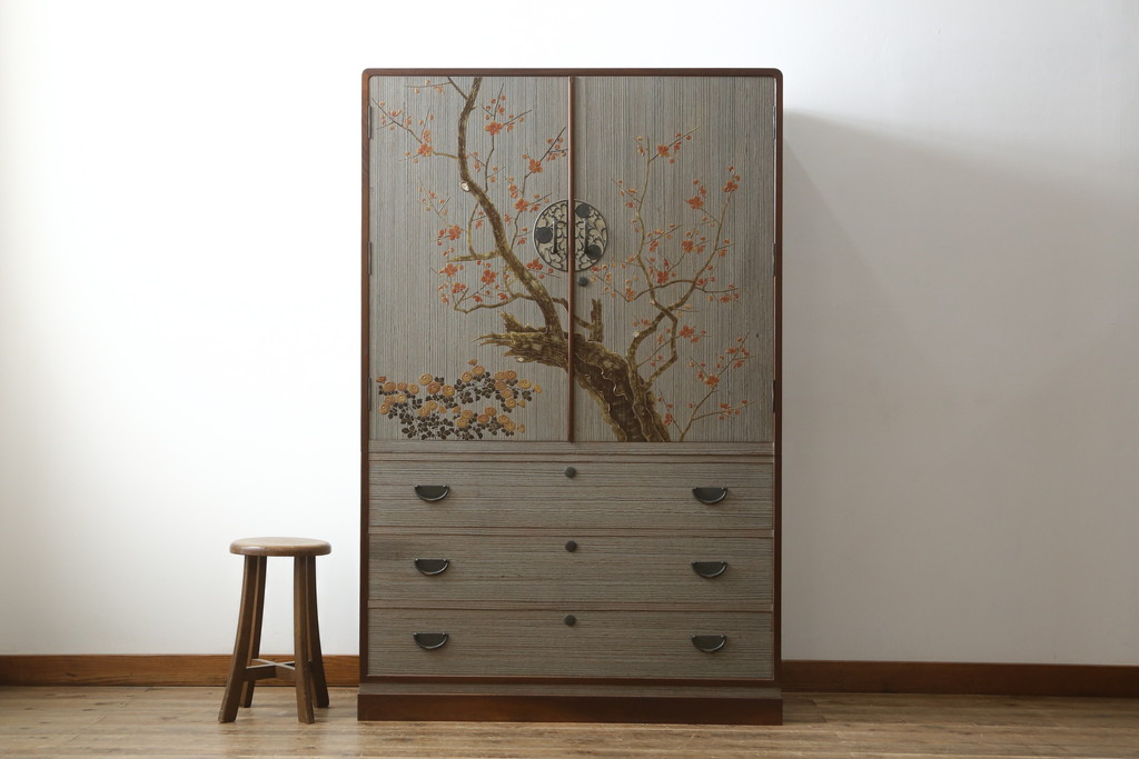 中古　美品!!　国産　職人手作り　桑(クワ)材の縁　美しい梅と菊を大胆に描いた漆絵入りの総桐箪笥(並厚、総桐たんす、和たんす、着物箪笥、和服箪笥、衣装タンス、収納箪笥、整理箪笥、引き出し)(R-079584)