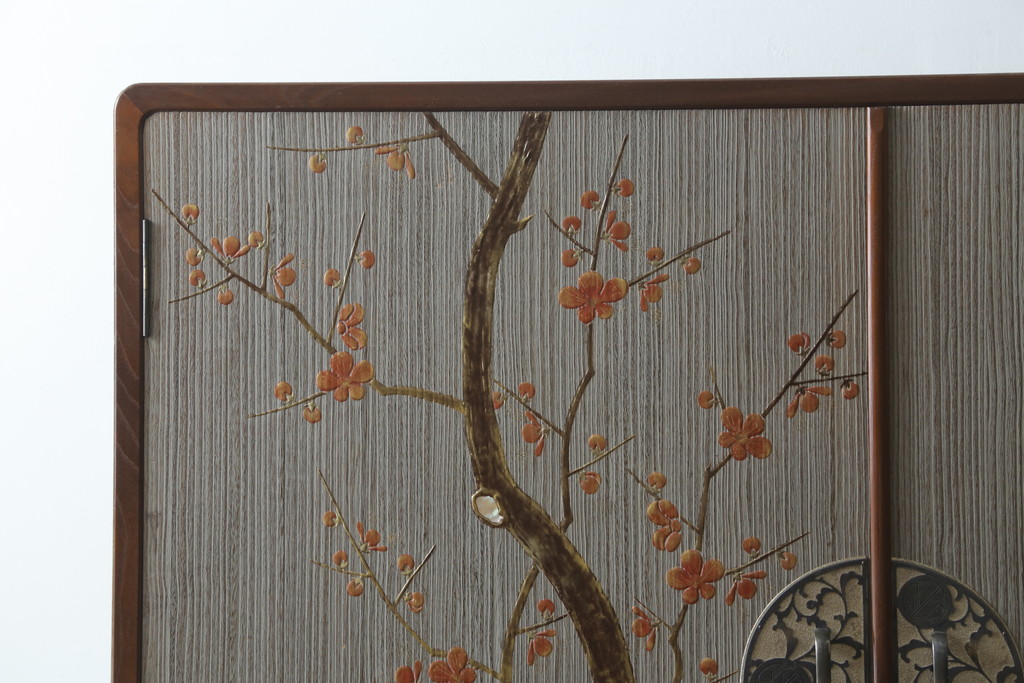 中古　美品!!　国産　職人手作り　桑(クワ)材の縁　美しい梅と菊を大胆に描いた漆絵入りの総桐箪笥(並厚、総桐たんす、和たんす、着物箪笥、和服箪笥、衣装タンス、収納箪笥、整理箪笥、引き出し)(R-079584)