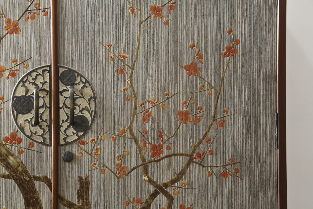 中古　美品!!　国産　職人手作り　桑(クワ)材の縁　美しい梅と菊を大胆に描いた漆絵入りの総桐箪笥(並厚、総桐たんす、和たんす、着物箪笥、和服箪笥、衣装タンス、収納箪笥、整理箪笥、引き出し)(R-079584)