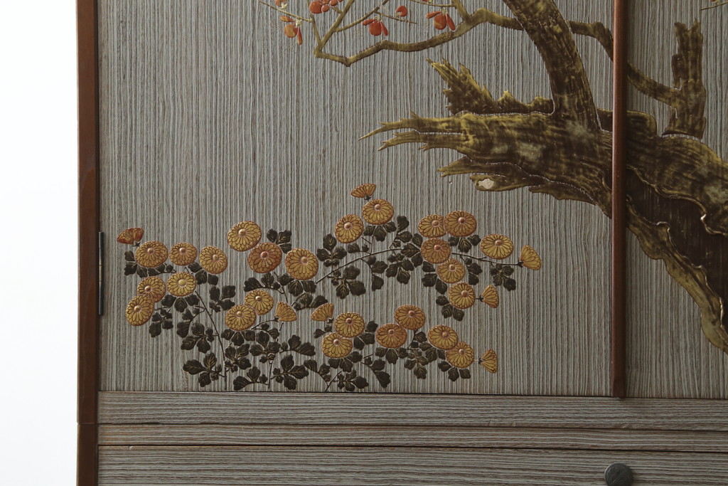 中古　美品!!　国産　職人手作り　桑(クワ)材の縁　美しい梅と菊を大胆に描いた漆絵入りの総桐箪笥(並厚、総桐たんす、和たんす、着物箪笥、和服箪笥、衣装タンス、収納箪笥、整理箪笥、引き出し)(R-079584)