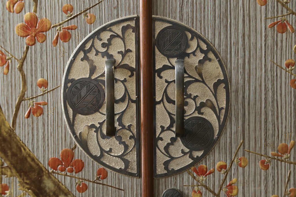 中古　美品!!　国産　職人手作り　桑(クワ)材の縁　美しい梅と菊を大胆に描いた漆絵入りの総桐箪笥(並厚、総桐たんす、和たんす、着物箪笥、和服箪笥、衣装タンス、収納箪笥、整理箪笥、引き出し)(R-079584)