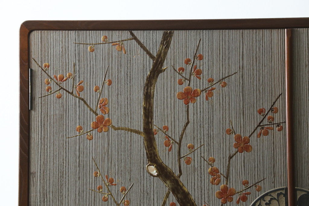 中古　美品!!　国産　職人手作り　桑(クワ)材の縁　美しい梅と菊を大胆に描いた漆絵入りの総桐箪笥(並厚、総桐たんす、和たんす、着物箪笥、和服箪笥、衣装タンス、収納箪笥、整理箪笥、引き出し)(R-079584)