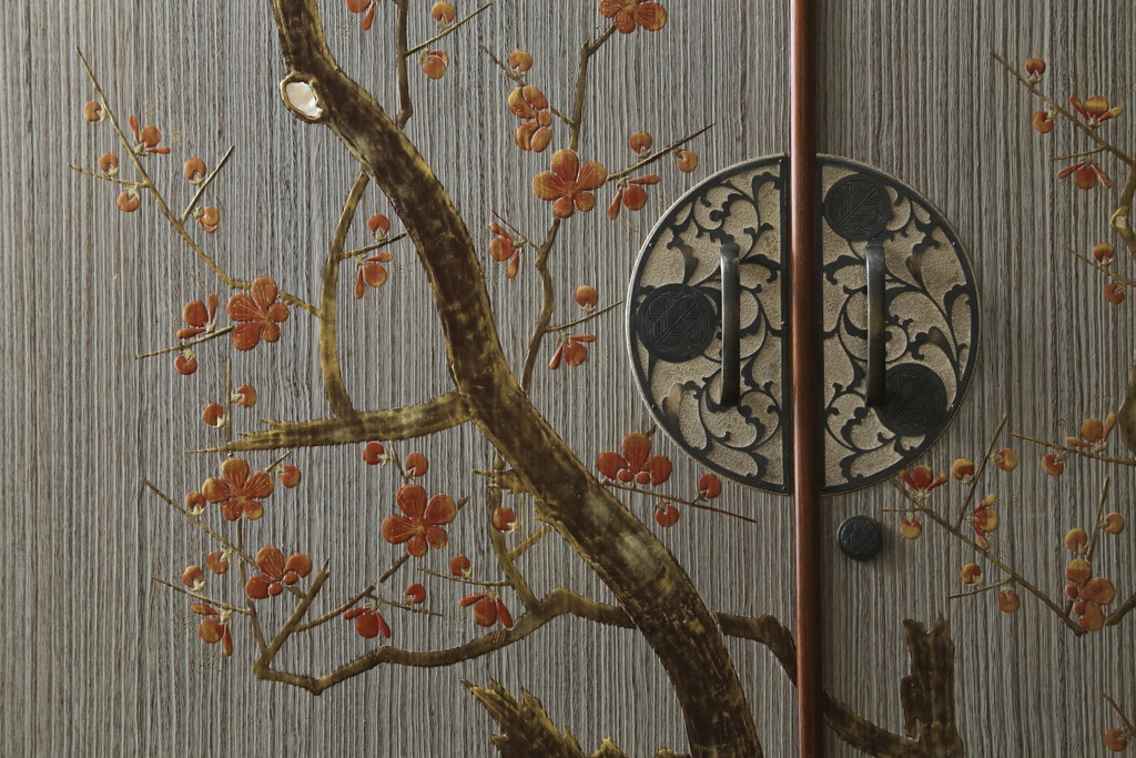 中古　美品!!　国産　職人手作り　桑(クワ)材の縁　美しい梅と菊を大胆に描いた漆絵入りの総桐箪笥(並厚、総桐たんす、和たんす、着物箪笥、和服箪笥、衣装タンス、収納箪笥、整理箪笥、引き出し)(R-079584)