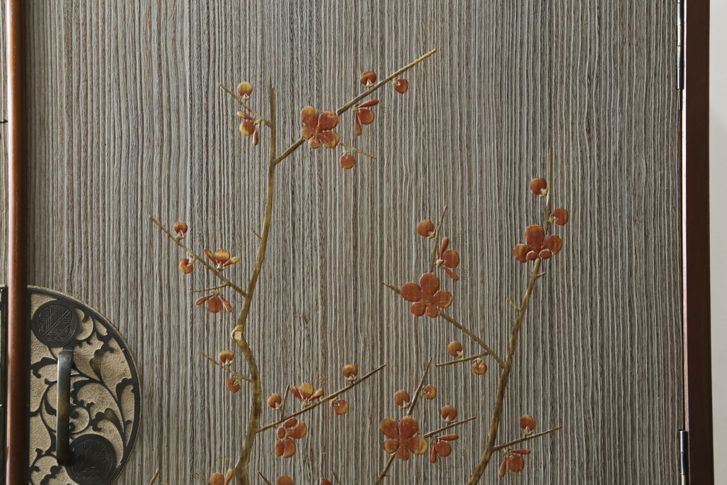 中古　美品!!　国産　職人手作り　桑(クワ)材の縁　美しい梅と菊を大胆に描いた漆絵入りの総桐箪笥(並厚、総桐たんす、和たんす、着物箪笥、和服箪笥、衣装タンス、収納箪笥、整理箪笥、引き出し)(R-079584)