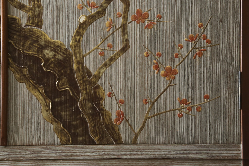 中古　美品!!　国産　職人手作り　桑(クワ)材の縁　美しい梅と菊を大胆に描いた漆絵入りの総桐箪笥(並厚、総桐たんす、和たんす、着物箪笥、和服箪笥、衣装タンス、収納箪笥、整理箪笥、引き出し)(R-079584)