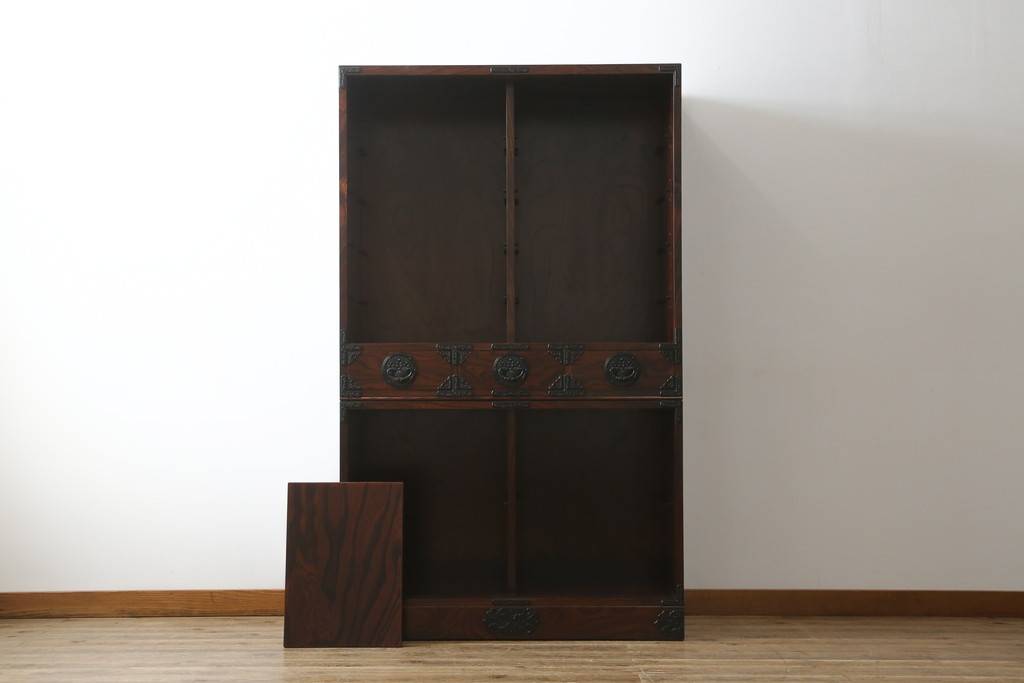 中古　美品!!　岩谷堂箪笥　漆塗り　和の情緒を感じる佇まいが魅力的な収納力抜群の水屋箪笥(食器棚、カップボード、戸棚、収納棚、キャビネット、上下バラ売り可能)(R-080417)
