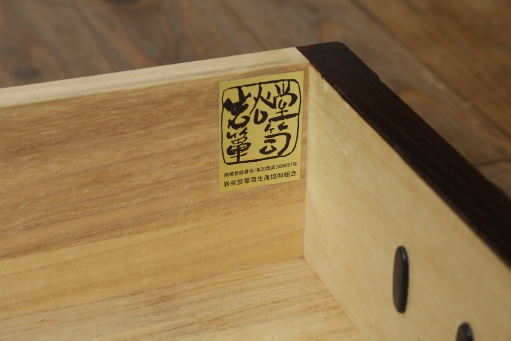 中古　美品!!　岩谷堂箪笥　漆塗り　和の情緒を感じる佇まいが魅力的な収納力抜群の水屋箪笥(食器棚、カップボード、戸棚、収納棚、キャビネット、上下バラ売り可能)(R-080417)