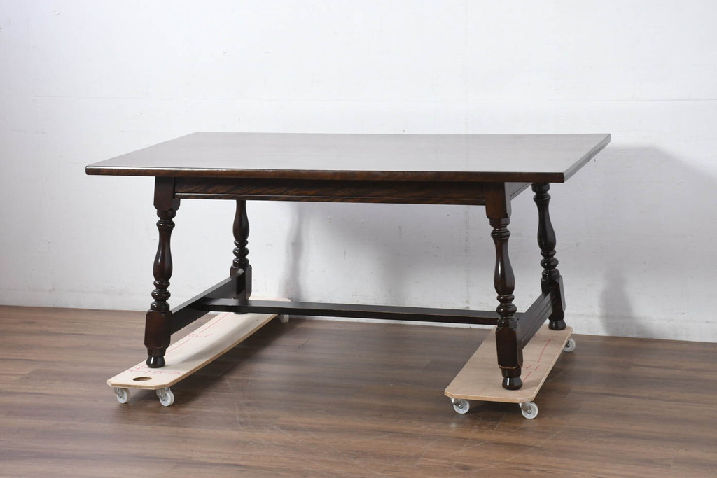 中古　美品　松本民芸家具　F型食卓　クラシカルな脚のデザインが目を引くダイニングテーブル(作業台、食卓、4人掛け、6人掛け)(定価約37万円)(R-082363)
