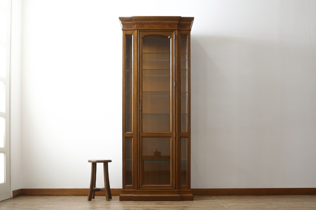 中古　美品　DREXEL HERITAGE(ドレクセルヘリテイジ)　FRANCESCA(フランチェスカ)シリーズ　気品溢れる佇まいが魅力のガラスキャビネット(飾り棚、キュリオケース、ショーケース、ガラスケース、Gケース、コレクションケース、店舗什器)(定価約74万円)(R-077451)