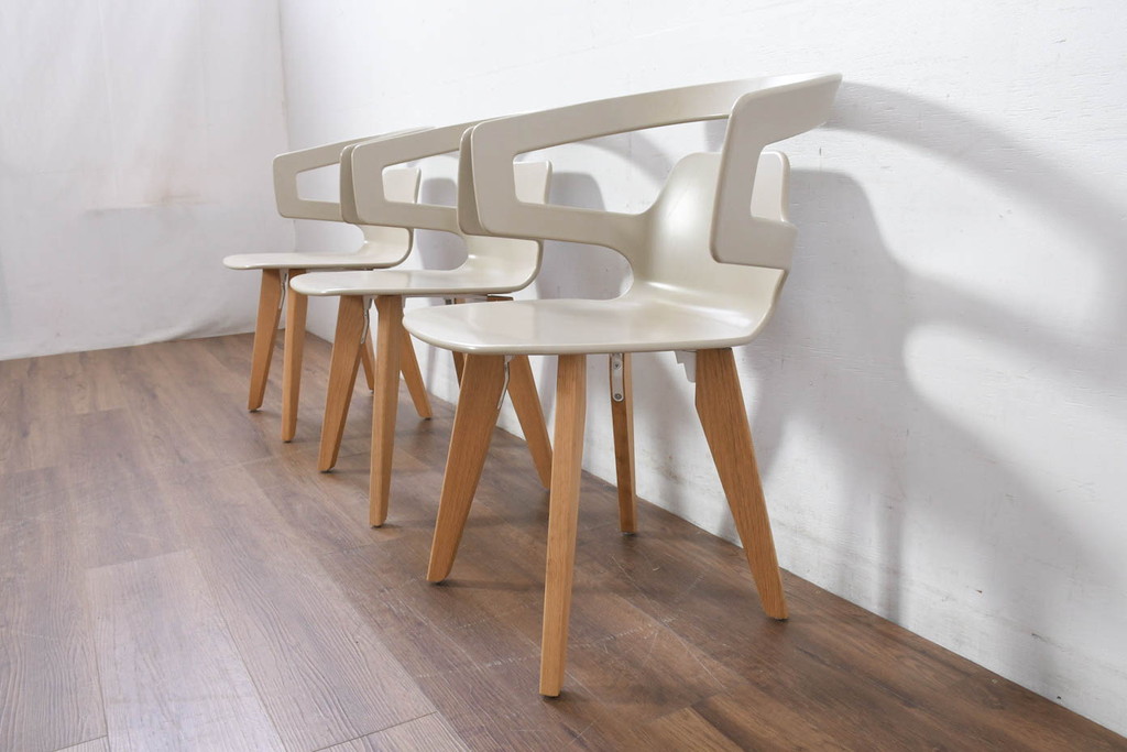 中古　Cassina(カッシーナ)　Alias(アリアス)　曲線フォルムと木脚がおしゃれなSegesta Wood(セジェスタウッド)　558　アームチェア3脚セット(ダイニングチェア、椅子、イス、バラ売り可能)(定価3脚で約46万円)(R-082346)
