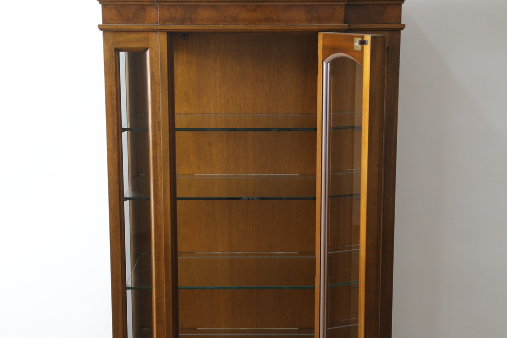 中古　美品　DREXEL HERITAGE(ドレクセルヘリテイジ)　FRANCESCA(フランチェスカ)シリーズ　気品溢れる佇まいが魅力のガラスキャビネット(飾り棚、キュリオケース、ショーケース、ガラスケース、Gケース、コレクションケース、店舗什器)(定価約74万円)(R-077451)