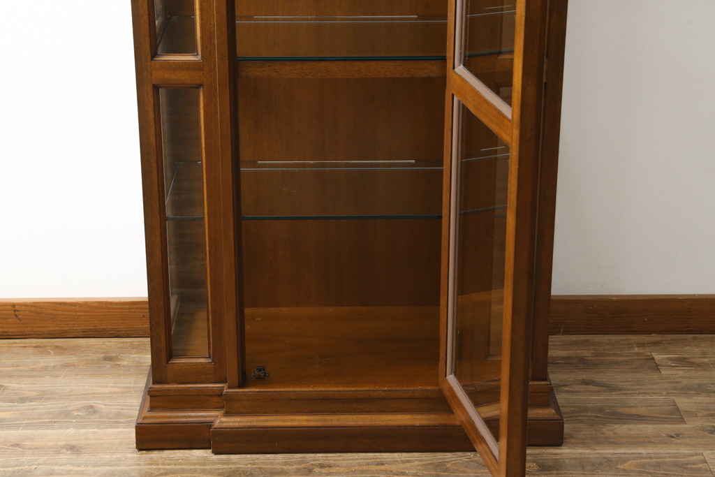 中古　美品　DREXEL HERITAGE(ドレクセルヘリテイジ)　FRANCESCA(フランチェスカ)シリーズ　気品溢れる佇まいが魅力のガラスキャビネット(飾り棚、キュリオケース、ショーケース、ガラスケース、Gケース、コレクションケース、店舗什器)(定価約74万円)(R-077451)