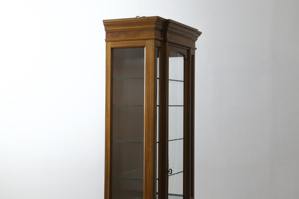 中古　美品　DREXEL HERITAGE(ドレクセルヘリテイジ)　FRANCESCA(フランチェスカ)シリーズ　気品溢れる佇まいが魅力のガラスキャビネット(飾り棚、キュリオケース、ショーケース、ガラスケース、Gケース、コレクションケース、店舗什器)(定価約74万円)(R-077451)