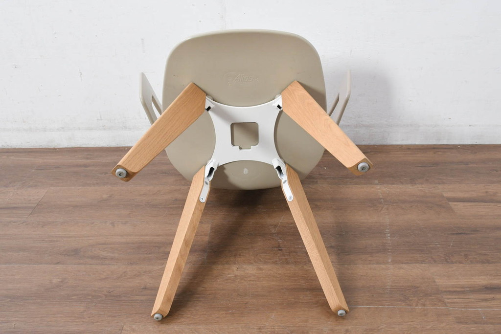 中古　Cassina(カッシーナ)　Alias(アリアス)　曲線フォルムと木脚がおしゃれなSegesta Wood(セジェスタウッド)　558　アームチェア3脚セット(ダイニングチェア、椅子、イス、バラ売り可能)(定価3脚で約46万円)(R-082346)