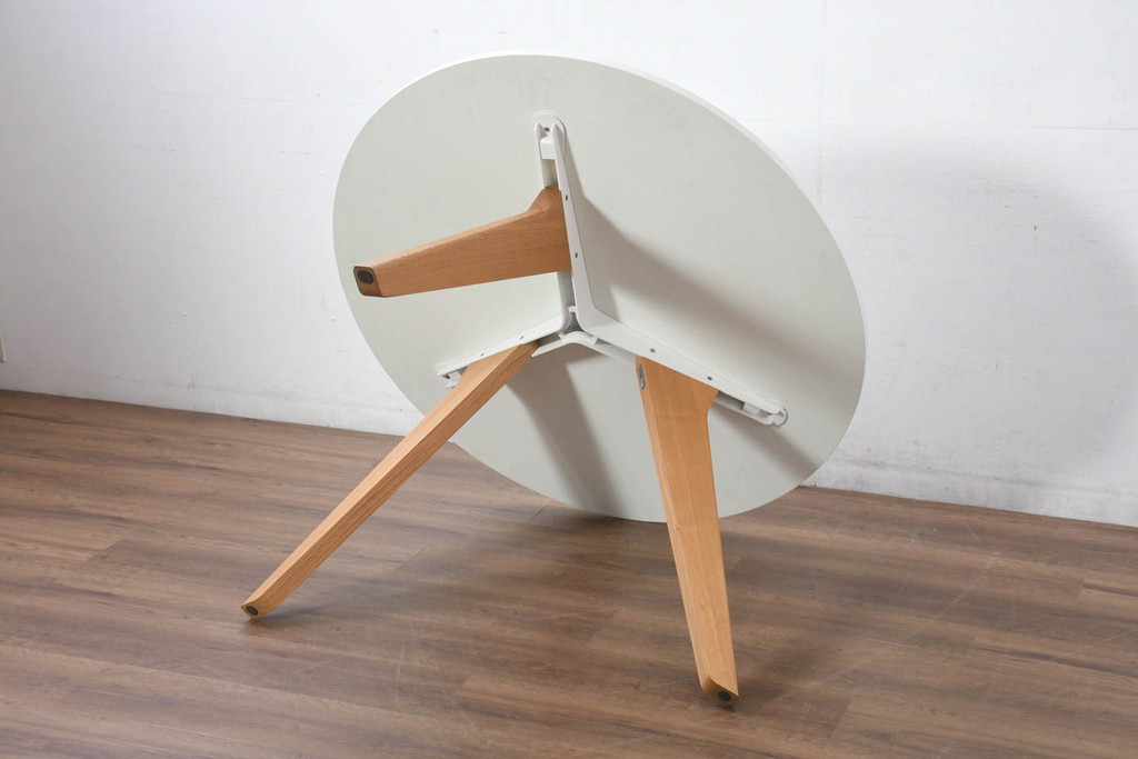 中古　特注モデル　Cassina(カッシーナ)　Alias(アリアス)　曲線フォルムと木脚がおしゃれなAgo(アゴ)　ラウンドダイニングテーブル(2人掛け、3人掛けダイニングテーブル、丸テーブル、ミーティングテーブル、打ち合わせテーブル、会議テーブル)(定価約52万円)(R-082348)