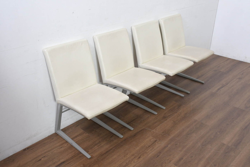 中古　Boconcept(ボーコンセプト)　Mariposa Deluxe(マリポサ デラックス)　スタイリッシュなソリ脚デザインが目を引く本革(レザー)ダイニングチェア4脚セット(アームレスチェア、椅子、イス、バラ売り可能)(定価4脚で約34万円)(R-082347)