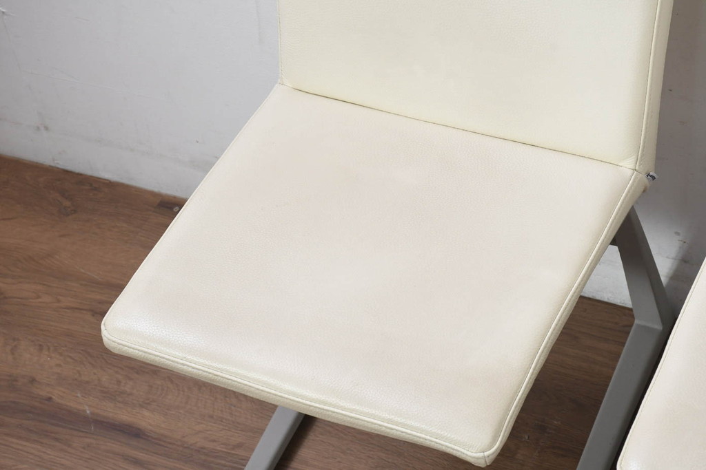 中古　Boconcept(ボーコンセプト)　Mariposa Deluxe(マリポサ デラックス)　スタイリッシュなソリ脚デザインが目を引く本革(レザー)ダイニングチェア4脚セット(アームレスチェア、椅子、イス、バラ売り可能)(定価4脚で約34万円)(R-082347)