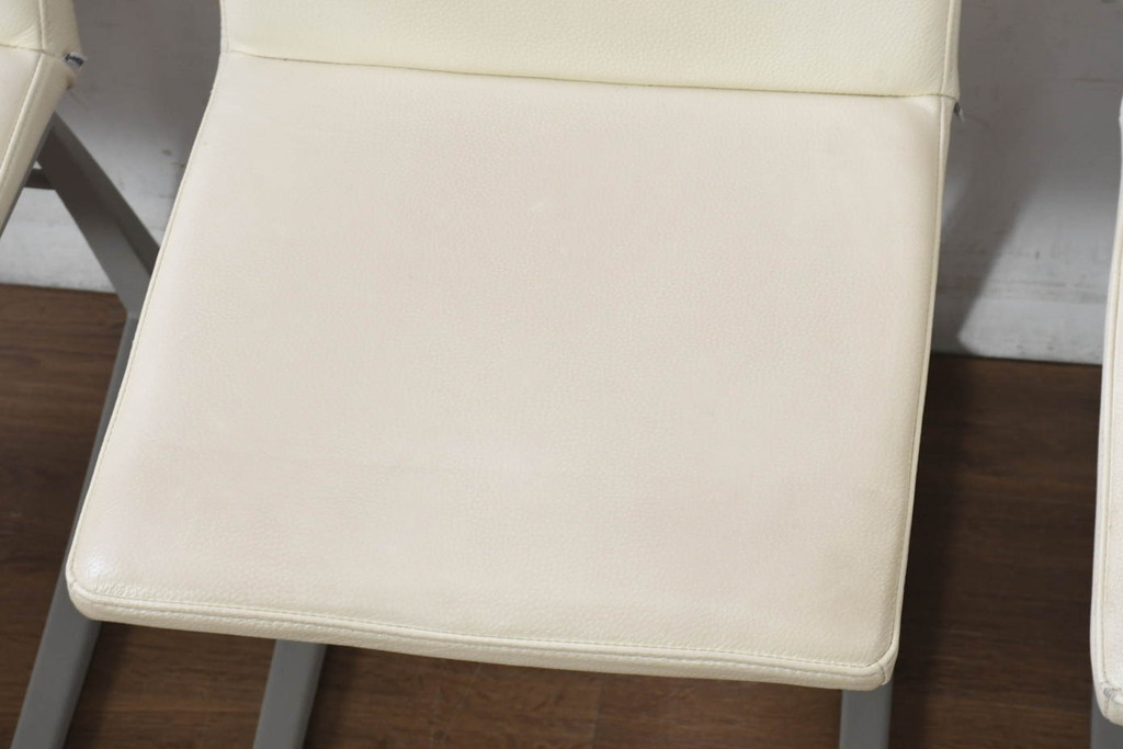 中古　Boconcept(ボーコンセプト)　Mariposa Deluxe(マリポサ デラックス)　スタイリッシュなソリ脚デザインが目を引く本革(レザー)ダイニングチェア4脚セット(アームレスチェア、椅子、イス、バラ売り可能)(定価4脚で約34万円)(R-082347)