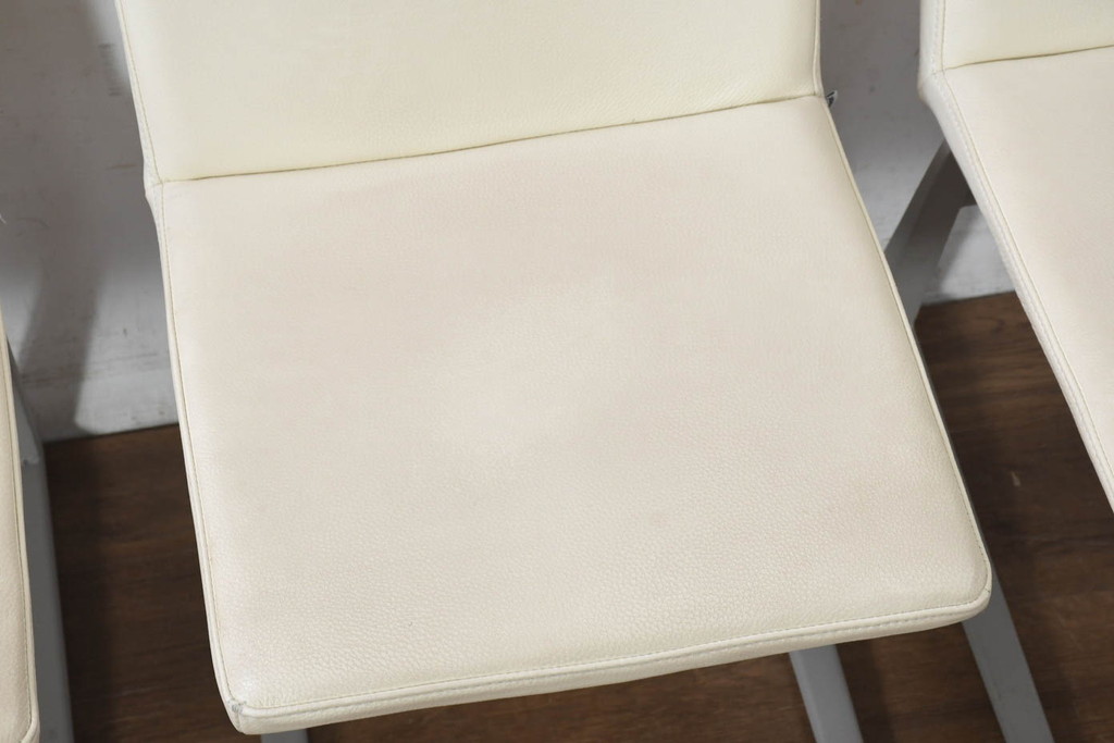 中古　Boconcept(ボーコンセプト)　Mariposa Deluxe(マリポサ デラックス)　スタイリッシュなソリ脚デザインが目を引く本革(レザー)ダイニングチェア4脚セット(アームレスチェア、椅子、イス、バラ売り可能)(定価4脚で約34万円)(R-082347)