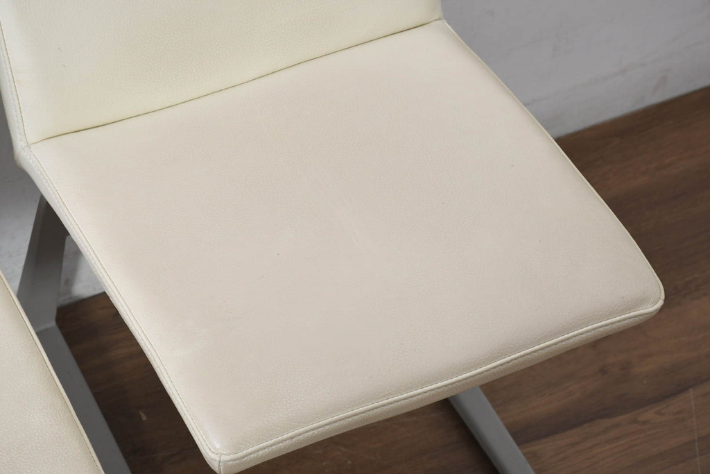 中古　Boconcept(ボーコンセプト)　Mariposa Deluxe(マリポサ デラックス)　スタイリッシュなソリ脚デザインが目を引く本革(レザー)ダイニングチェア4脚セット(アームレスチェア、椅子、イス、バラ売り可能)(定価4脚で約34万円)(R-082347)