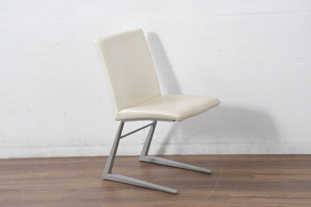 中古　Boconcept(ボーコンセプト)　Mariposa Deluxe(マリポサ デラックス)　スタイリッシュなソリ脚デザインが目を引く本革(レザー)ダイニングチェア4脚セット(アームレスチェア、椅子、イス、バラ売り可能)(定価4脚で約34万円)(R-082347)