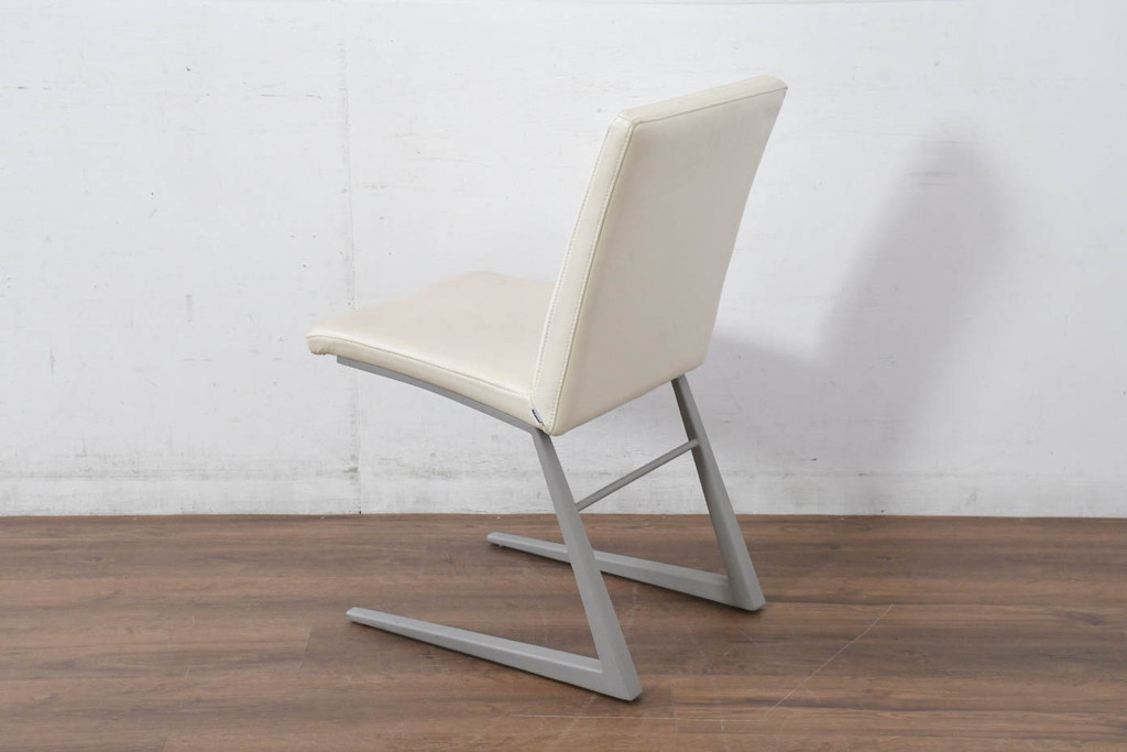 中古　Boconcept(ボーコンセプト)　Mariposa Deluxe(マリポサ デラックス)　スタイリッシュなソリ脚デザインが目を引く本革(レザー)ダイニングチェア4脚セット(アームレスチェア、椅子、イス、バラ売り可能)(定価4脚で約34万円)(R-082347)