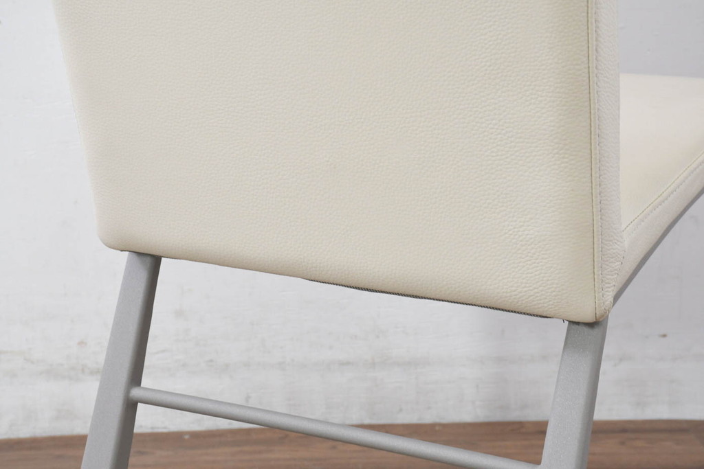 中古　Boconcept(ボーコンセプト)　Mariposa Deluxe(マリポサ デラックス)　スタイリッシュなソリ脚デザインが目を引く本革(レザー)ダイニングチェア4脚セット(アームレスチェア、椅子、イス、バラ売り可能)(定価4脚で約34万円)(R-082347)