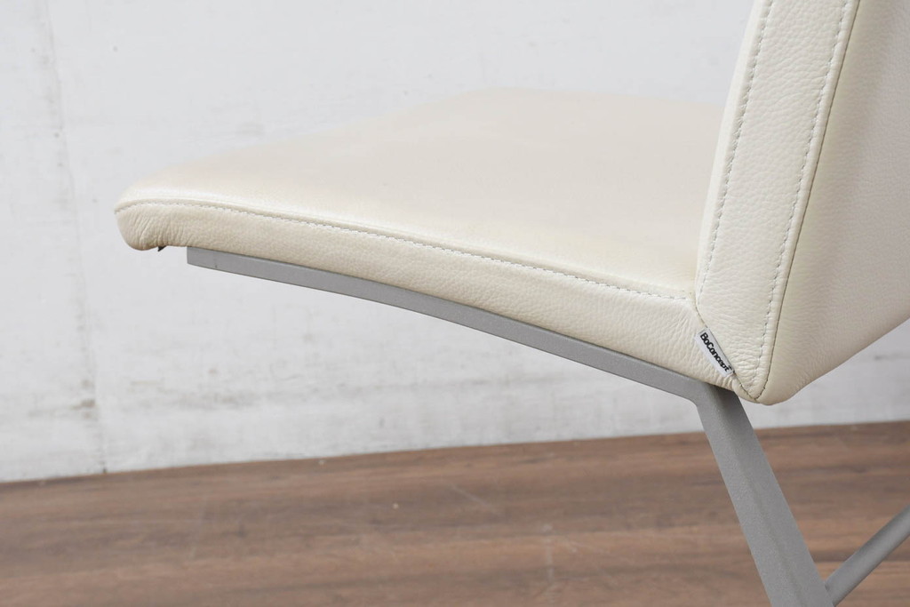 中古　Boconcept(ボーコンセプト)　Mariposa Deluxe(マリポサ デラックス)　スタイリッシュなソリ脚デザインが目を引く本革(レザー)ダイニングチェア4脚セット(アームレスチェア、椅子、イス、バラ売り可能)(定価4脚で約34万円)(R-082347)