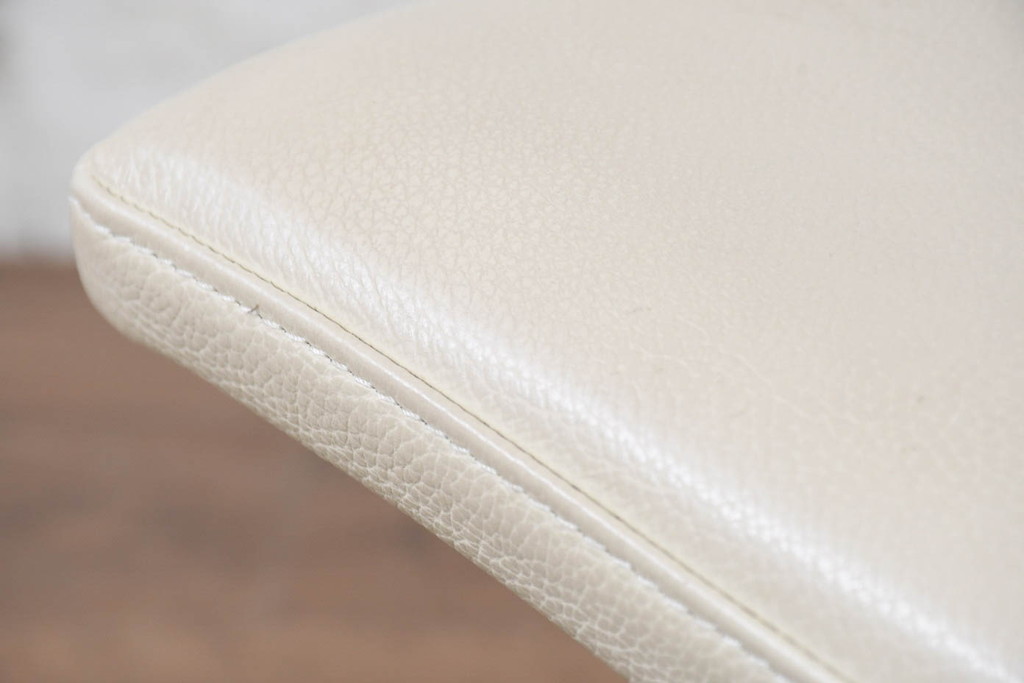 中古　Boconcept(ボーコンセプト)　Mariposa Deluxe(マリポサ デラックス)　スタイリッシュなソリ脚デザインが目を引く本革(レザー)ダイニングチェア4脚セット(アームレスチェア、椅子、イス、バラ売り可能)(定価4脚で約34万円)(R-082347)