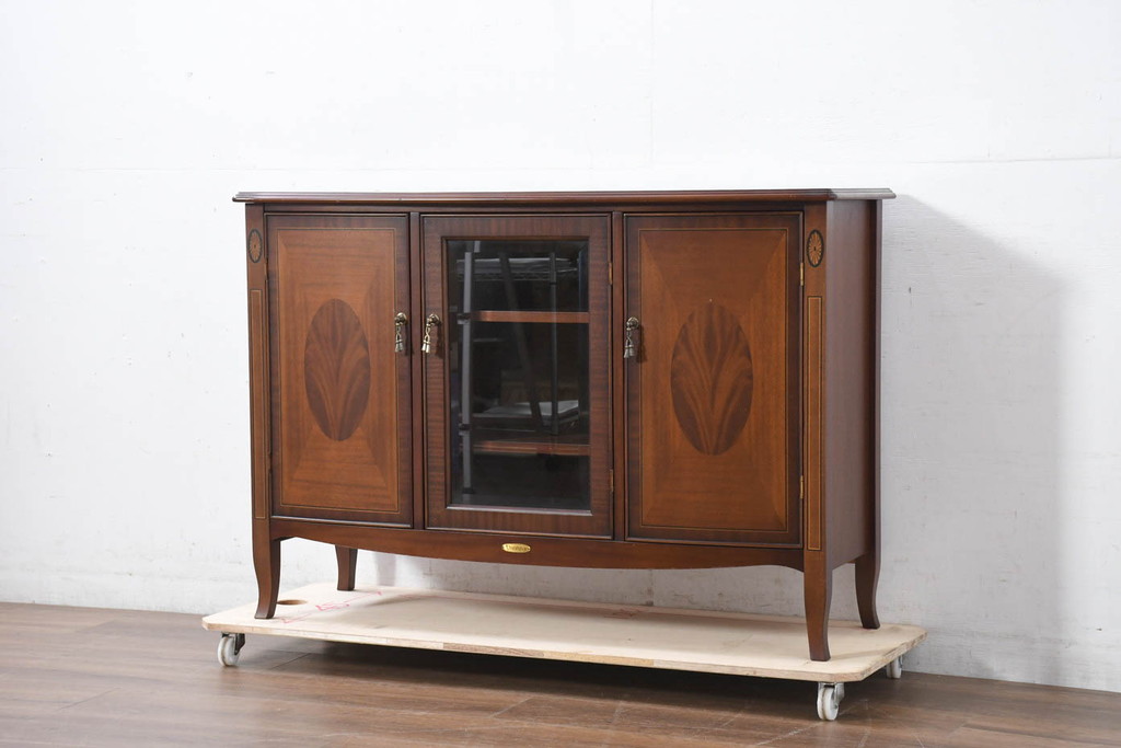 中古　美品　東海家具工業(Tokai Kagu)　ベネチア(Venezia)シリーズ　マホガニー材　ネオクラシカルな気品漂う意匠が魅力のイタリアンサイドボード(サイドキャビネット、収納棚、戸棚、飾り棚)(定価約15万円)(R-082338)
