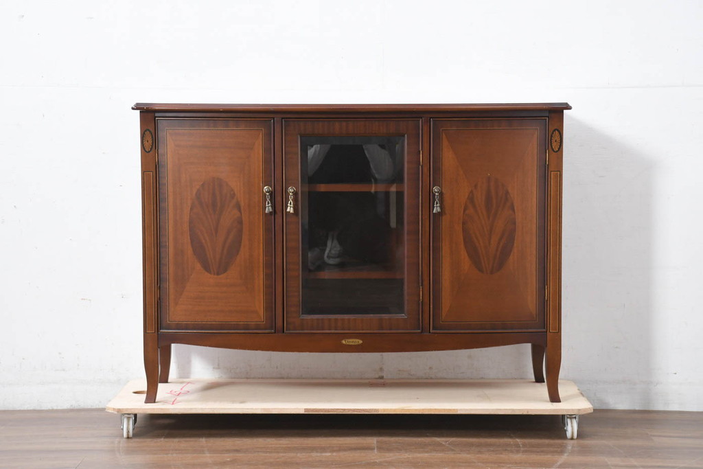 中古　美品　東海家具工業(Tokai Kagu)　ベネチア(Venezia)シリーズ　マホガニー材　ネオクラシカルな気品漂う意匠が魅力のイタリアンサイドボード(サイドキャビネット、収納棚、戸棚、飾り棚)(定価約15万円)(R-082338)