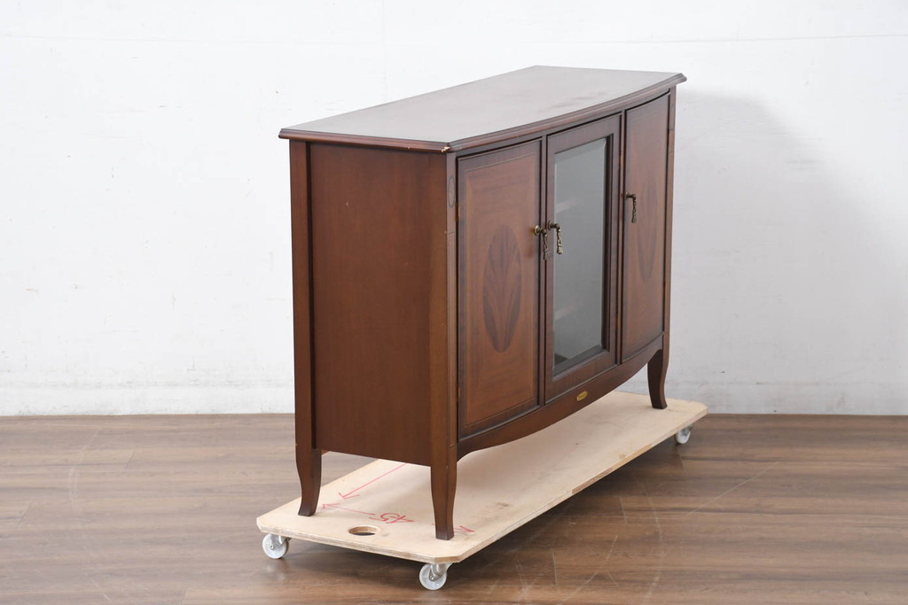 中古　美品　東海家具工業(Tokai Kagu)　ベネチア(Venezia)シリーズ　マホガニー材　ネオクラシカルな気品漂う意匠が魅力のイタリアンサイドボード(サイドキャビネット、収納棚、戸棚、飾り棚)(定価約15万円)(R-082338)