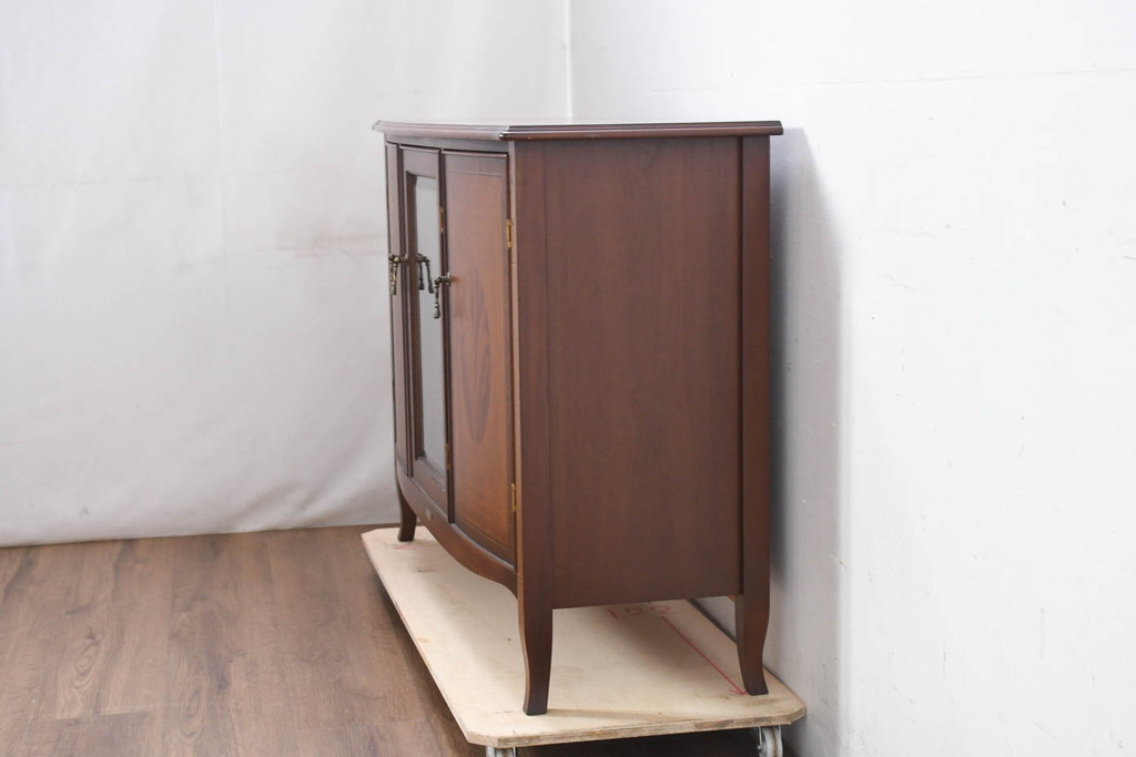 中古　美品　東海家具工業(Tokai Kagu)　ベネチア(Venezia)シリーズ　マホガニー材　ネオクラシカルな気品漂う意匠が魅力のイタリアンサイドボード(サイドキャビネット、収納棚、戸棚、飾り棚)(定価約15万円)(R-082338)