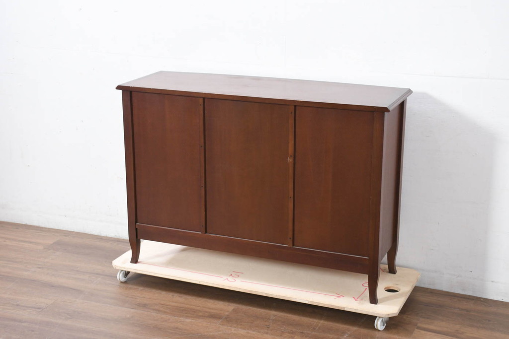 中古　美品　東海家具工業(Tokai Kagu)　ベネチア(Venezia)シリーズ　マホガニー材　ネオクラシカルな気品漂う意匠が魅力のイタリアンサイドボード(サイドキャビネット、収納棚、戸棚、飾り棚)(定価約15万円)(R-082338)