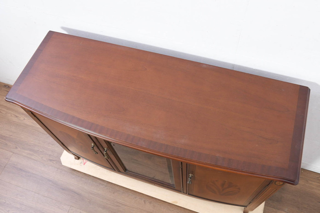 中古　美品　東海家具工業(Tokai Kagu)　ベネチア(Venezia)シリーズ　マホガニー材　ネオクラシカルな気品漂う意匠が魅力のイタリアンサイドボード(サイドキャビネット、収納棚、戸棚、飾り棚)(定価約15万円)(R-082338)