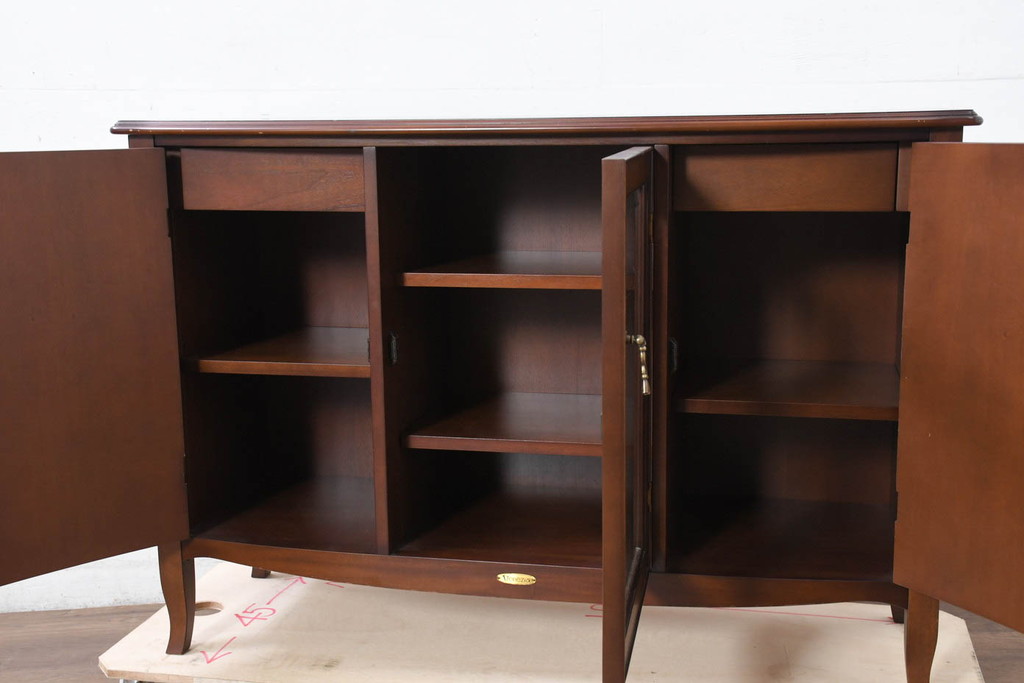 中古　美品　東海家具工業(Tokai Kagu)　ベネチア(Venezia)シリーズ　マホガニー材　ネオクラシカルな気品漂う意匠が魅力のイタリアンサイドボード(サイドキャビネット、収納棚、戸棚、飾り棚)(定価約15万円)(R-082338)
