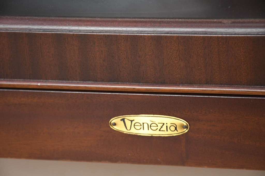 中古　美品　東海家具工業(Tokai Kagu)　ベネチア(Venezia)シリーズ　マホガニー材　ネオクラシカルな気品漂う意匠が魅力のイタリアンサイドボード(サイドキャビネット、収納棚、戸棚、飾り棚)(定価約15万円)(R-082338)