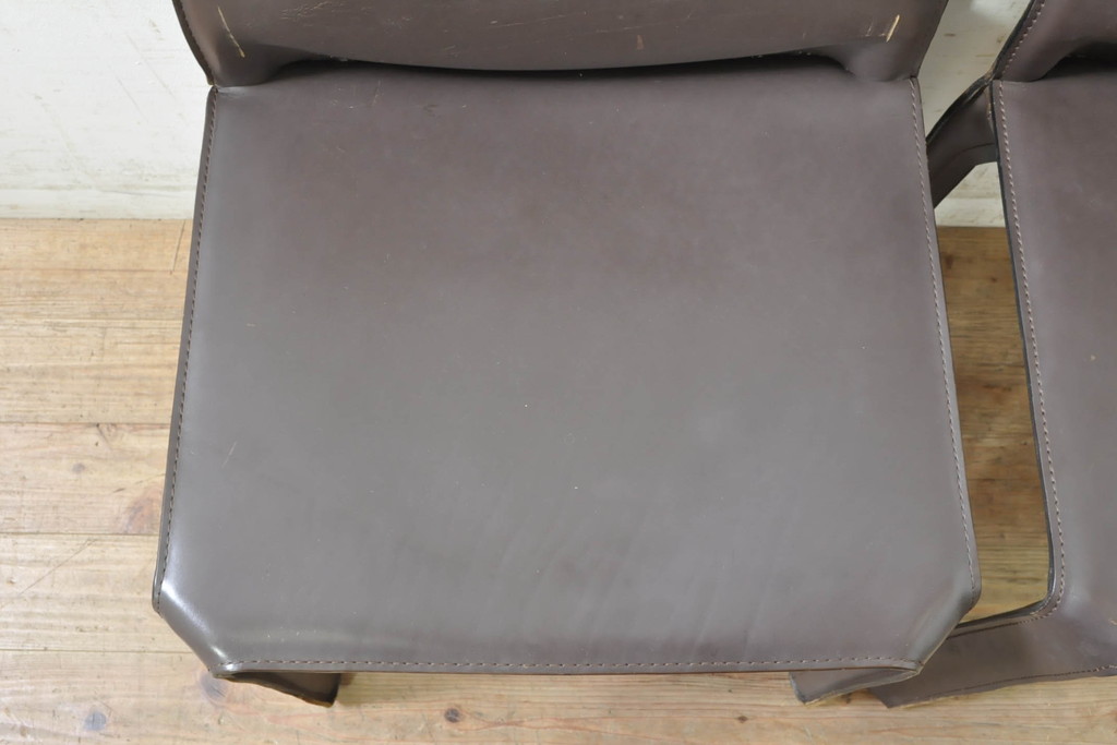 中古　Cassina(カッシーナ)　412　CAB(キャブ)　MARIO BELLINI(マリオベリーニ)　シンプルモダンな空間づくりに活躍するアームレスチェア2脚セット(ダイニングチェア、椅子、イス)(定価2脚で約52万8千円)(R-073998)