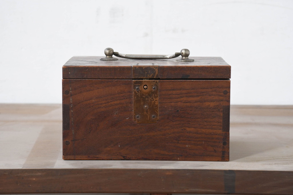 和製アンティーク　欅(ケヤキ)材　時代の流れを感じる風合いの小箱(銭箱、小物収納、小物入れ、収納箱、木箱、ディスプレイ)(R-082424)