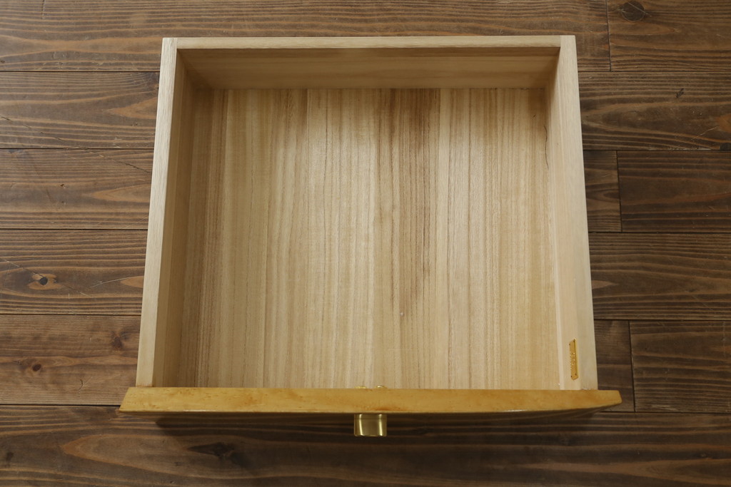 中古　美品　松創(MATSUSO・マツソウ)　バーズアイメープル　洗練された佇まいが魅力的なチェスト(サイドチェスト、引き出し、衣類箪笥、整理箪笥、収納箪笥)(定価推定約120万円)(R-082404)