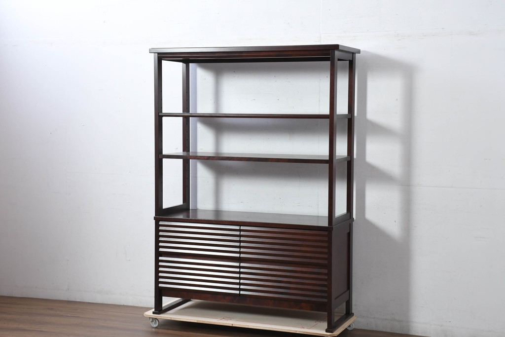 中古　未使用展示品　北海道民芸家具　美しい佇まいと機能性を兼ね備えた引き出し付き飾り棚(陳列棚、収納棚、オープンラック、キャビネット)(定価約30万円)(R-081888)