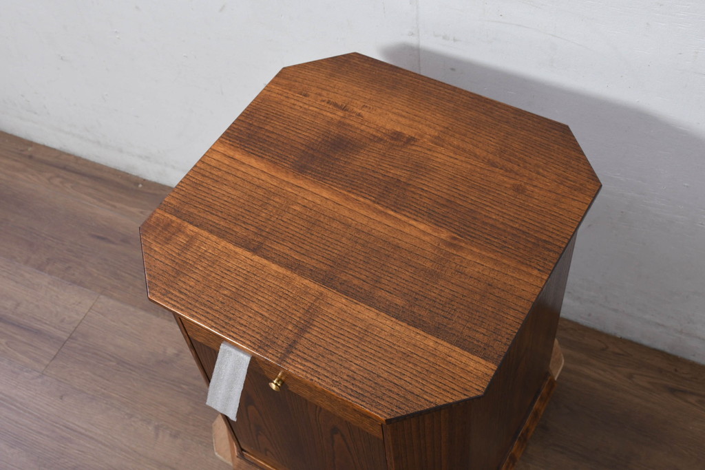 中古　新古品　未使用　展示品　二本松工藝館　田中家具　総桐材　モダンな佇まいの漆塗り仏壇(小型仏壇)(定価約39万6千円)(R-081196)